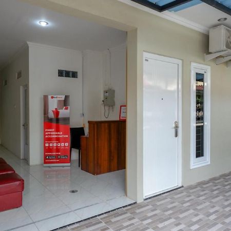 RedDoorz Hostel near Kota Lama Semarang Buitenkant foto