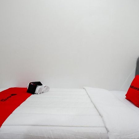 RedDoorz Hostel near Kota Lama Semarang Buitenkant foto