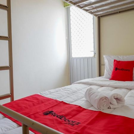 RedDoorz Hostel near Kota Lama Semarang Buitenkant foto