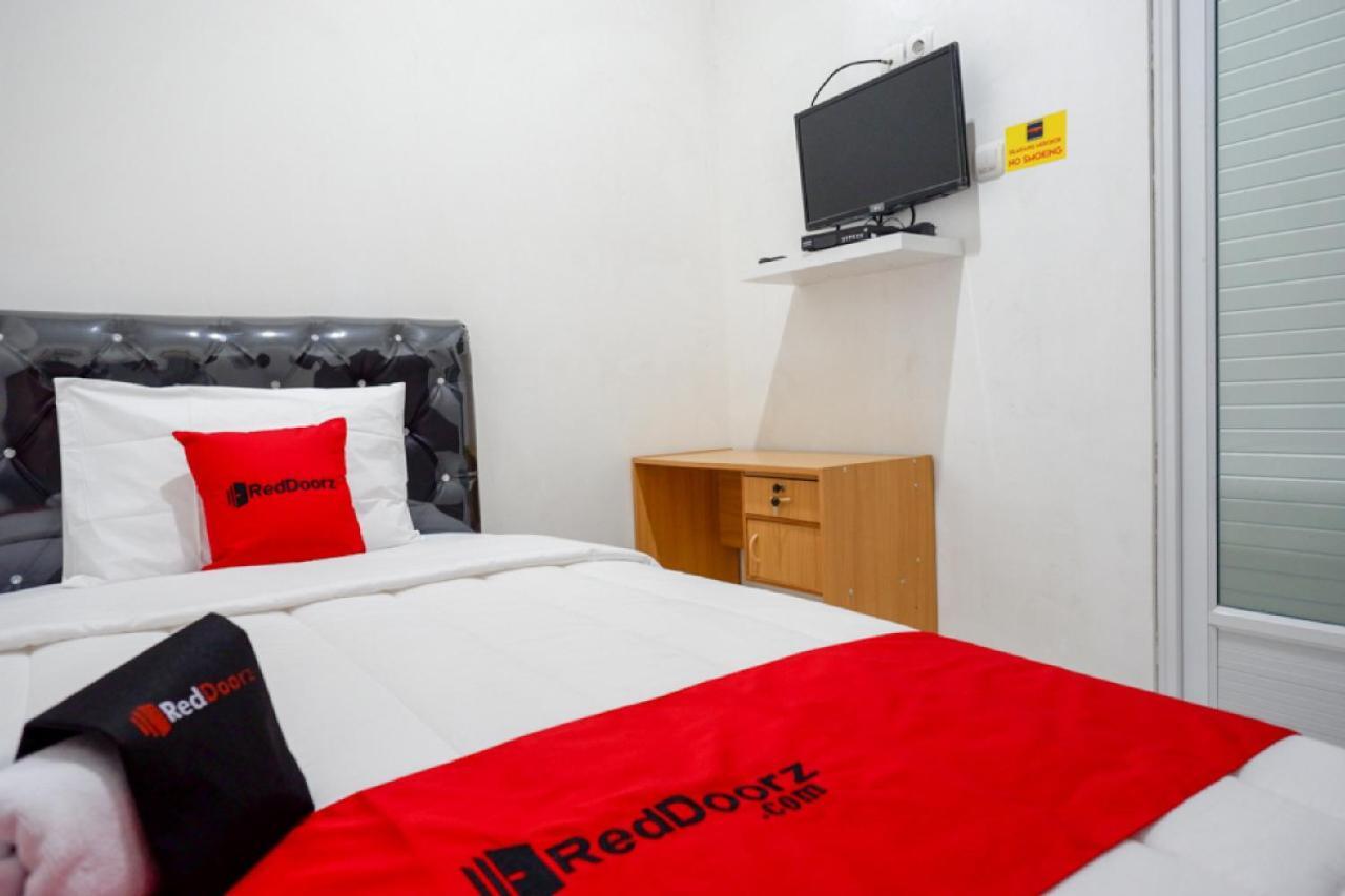 RedDoorz Hostel near Kota Lama Semarang Buitenkant foto