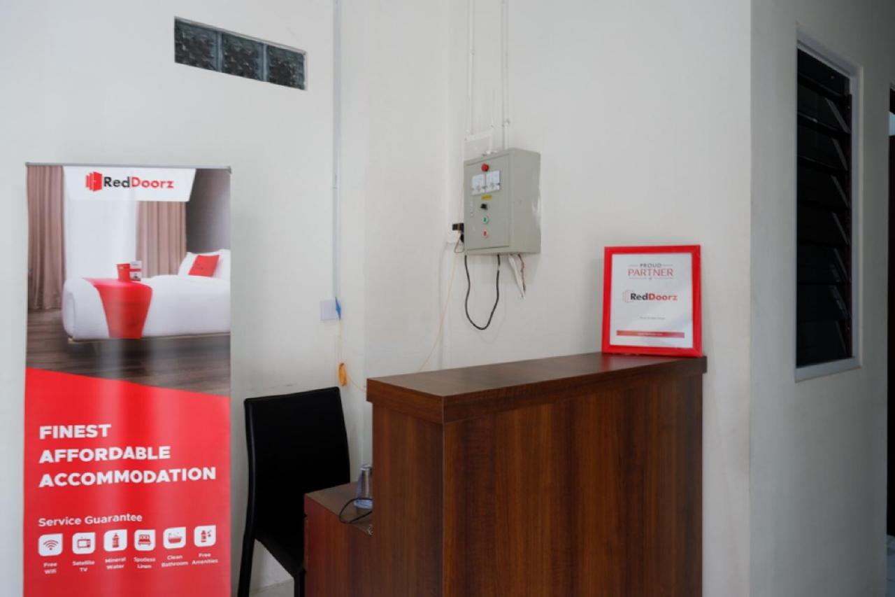 RedDoorz Hostel near Kota Lama Semarang Buitenkant foto