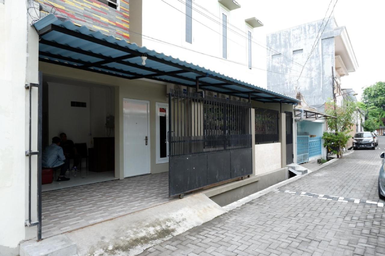 RedDoorz Hostel near Kota Lama Semarang Buitenkant foto
