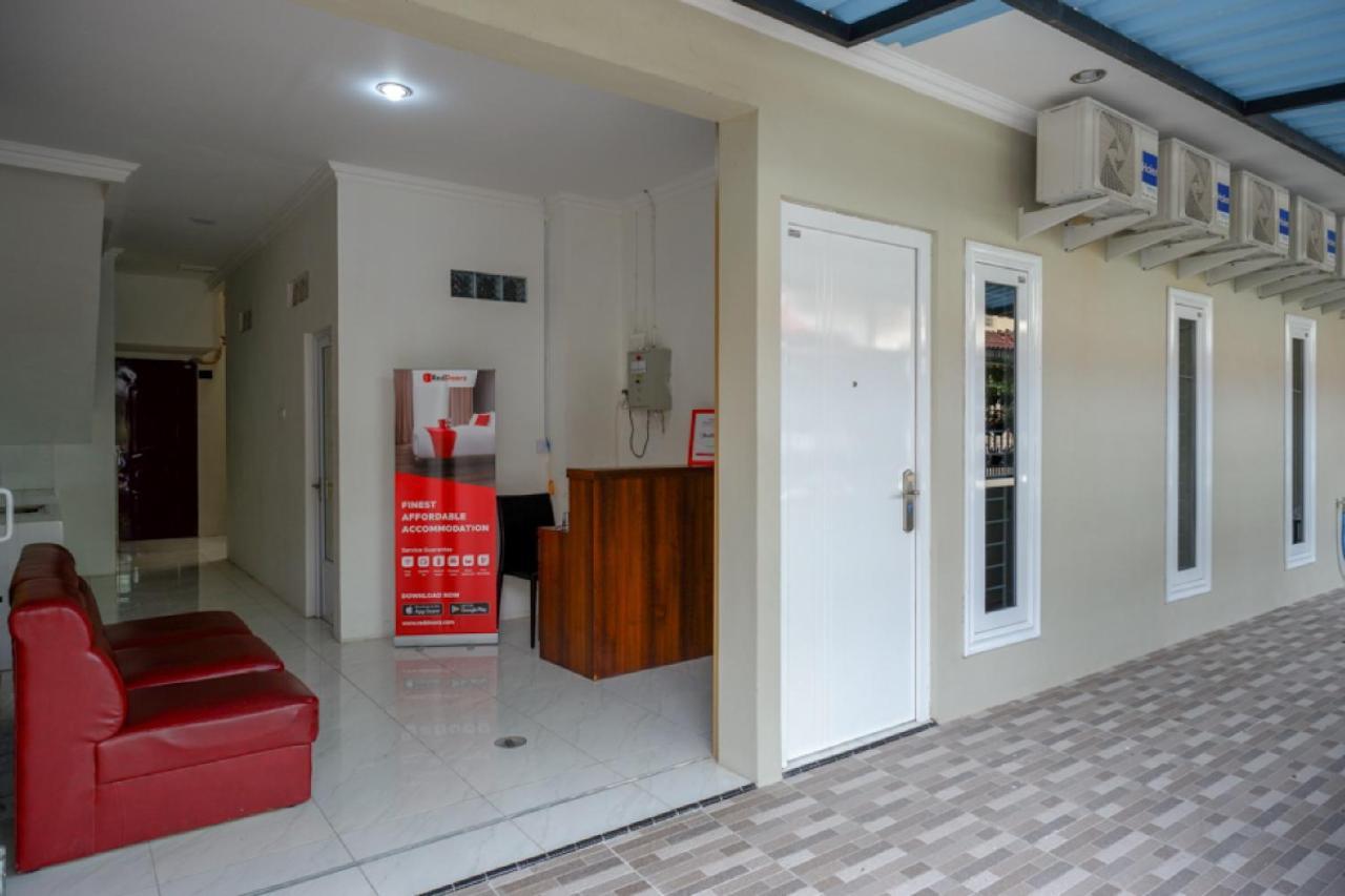 RedDoorz Hostel near Kota Lama Semarang Buitenkant foto