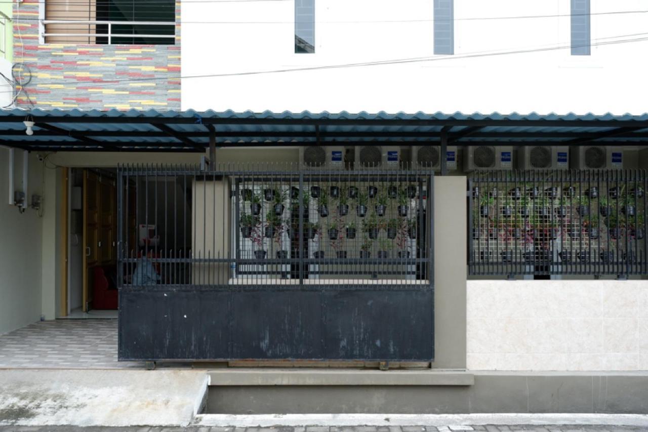 RedDoorz Hostel near Kota Lama Semarang Buitenkant foto