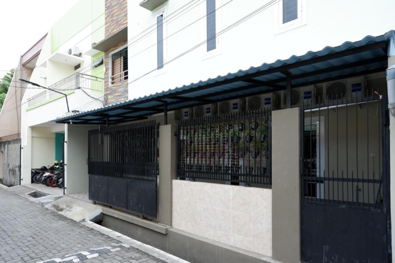 RedDoorz Hostel near Kota Lama Semarang Buitenkant foto