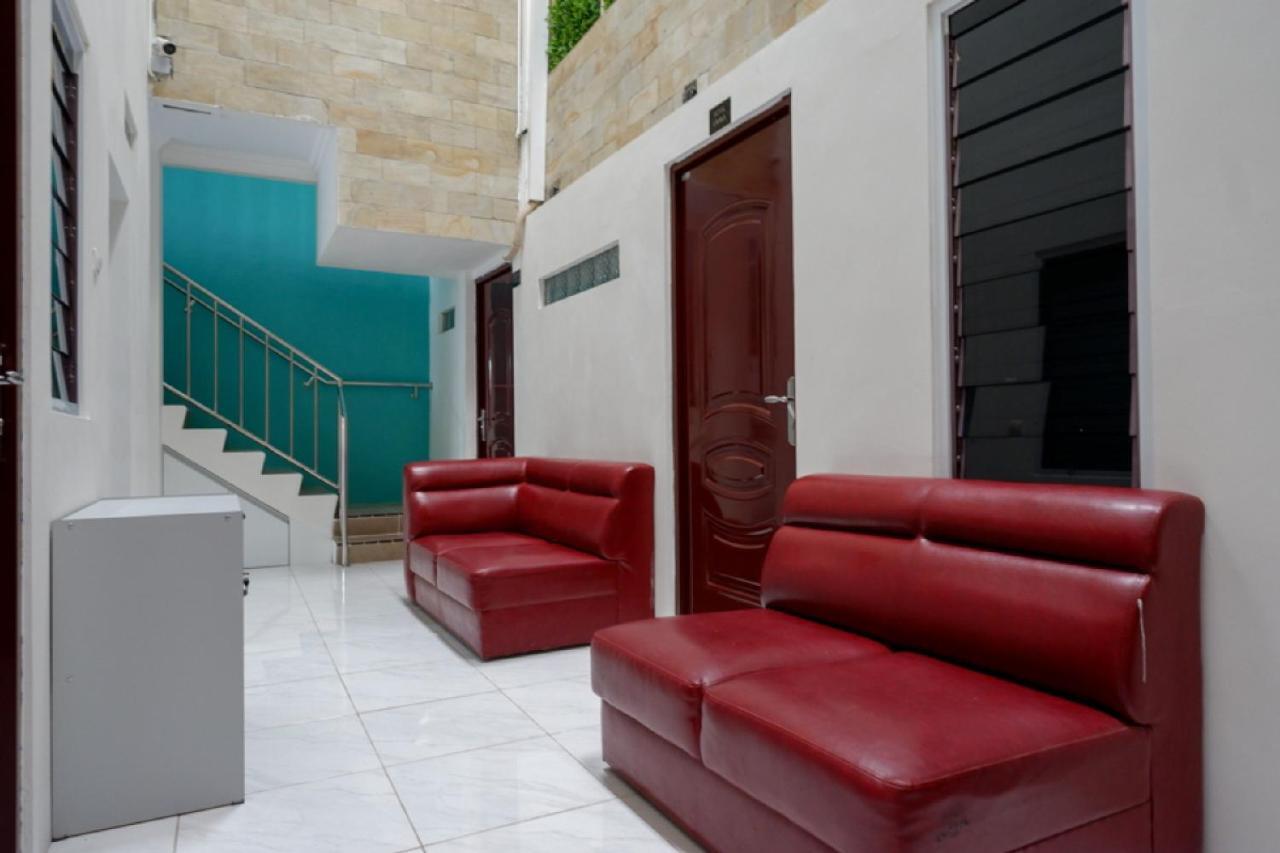 RedDoorz Hostel near Kota Lama Semarang Buitenkant foto