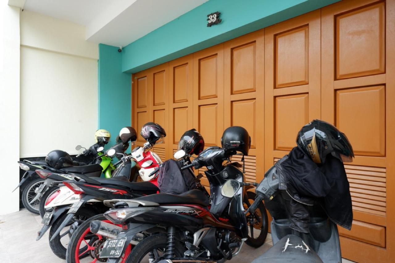 RedDoorz Hostel near Kota Lama Semarang Buitenkant foto