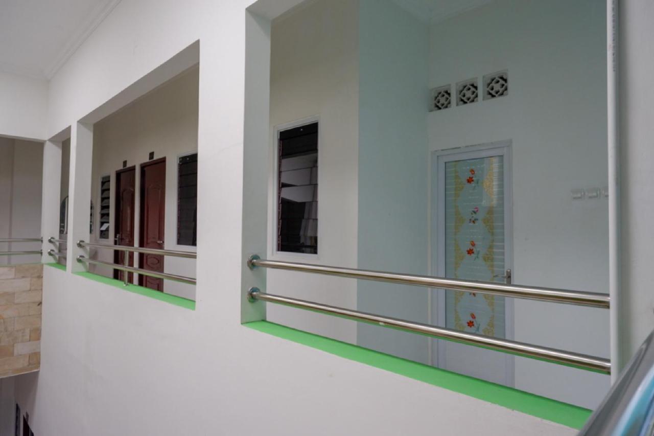 RedDoorz Hostel near Kota Lama Semarang Buitenkant foto