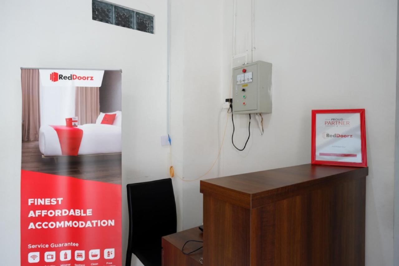 RedDoorz Hostel near Kota Lama Semarang Buitenkant foto