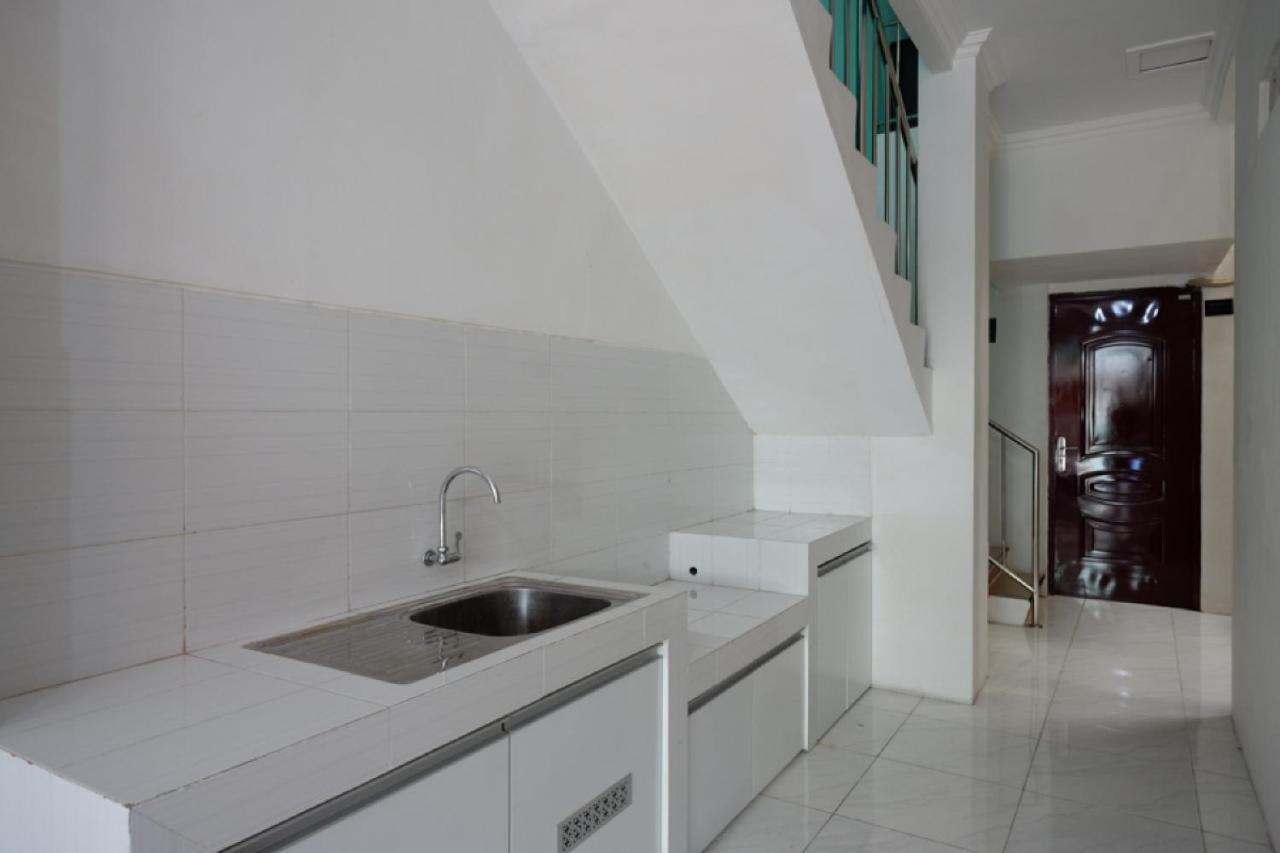 RedDoorz Hostel near Kota Lama Semarang Buitenkant foto