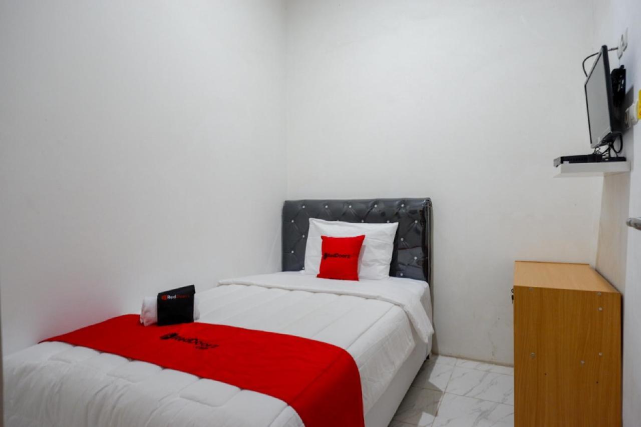 RedDoorz Hostel near Kota Lama Semarang Buitenkant foto