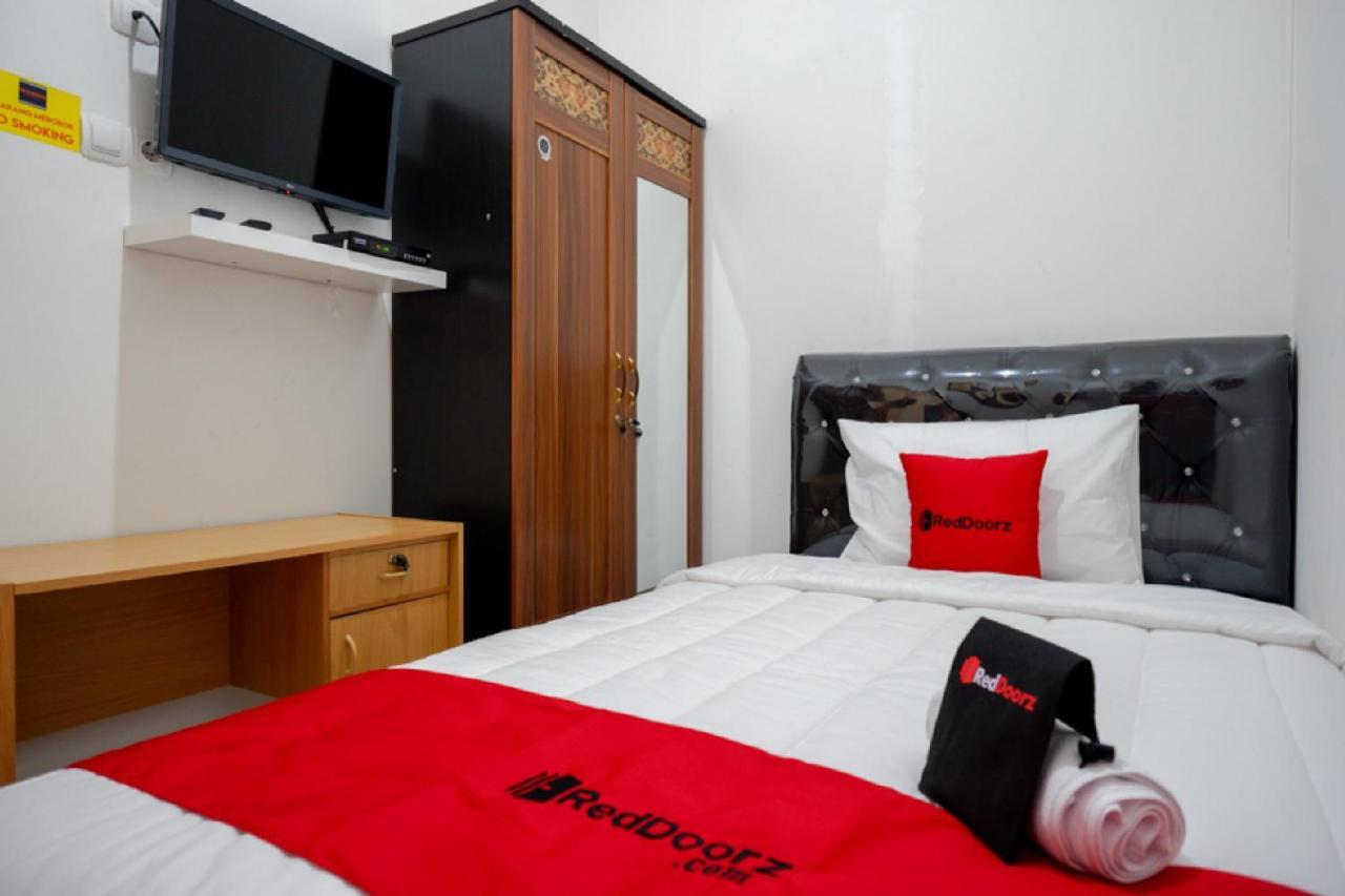 RedDoorz Hostel near Kota Lama Semarang Buitenkant foto