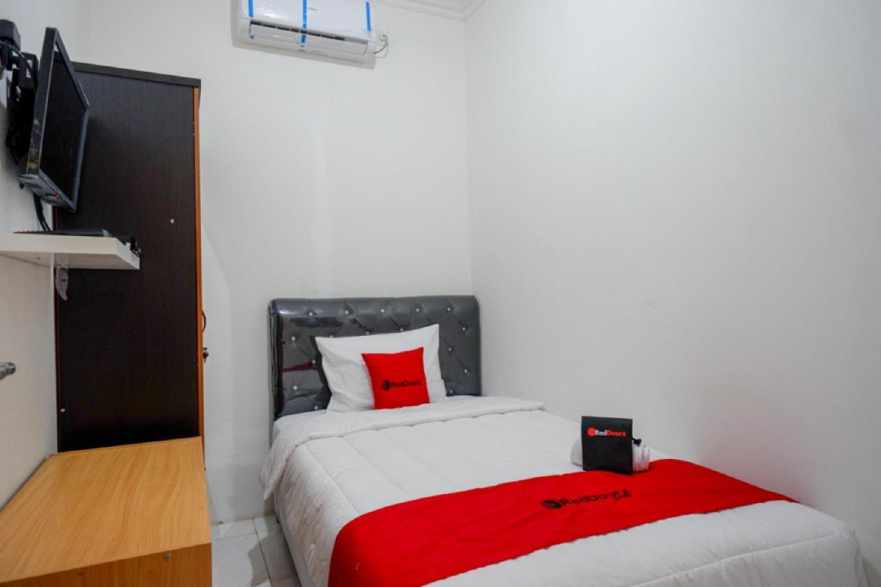 RedDoorz Hostel near Kota Lama Semarang Buitenkant foto
