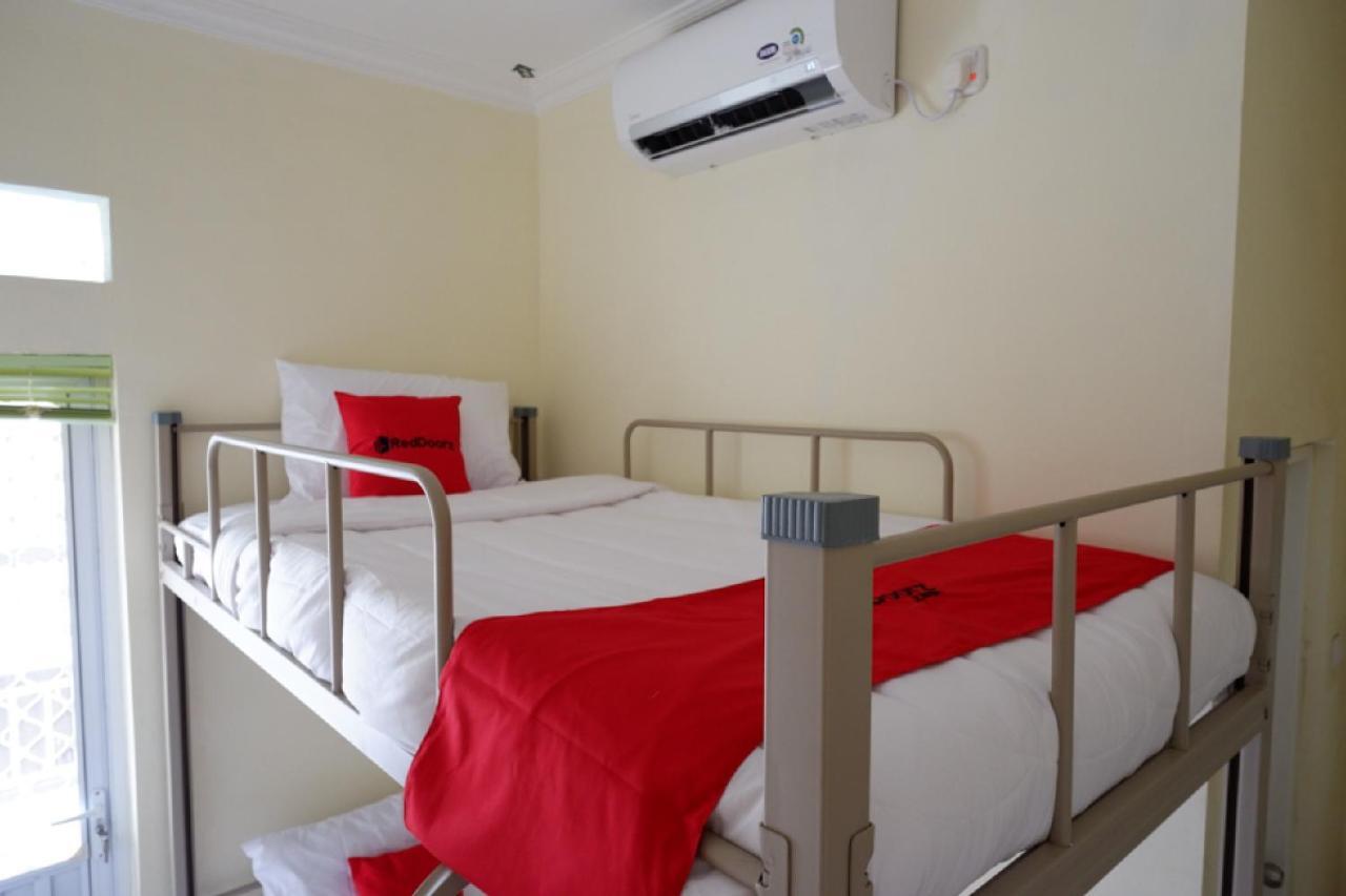 RedDoorz Hostel near Kota Lama Semarang Buitenkant foto