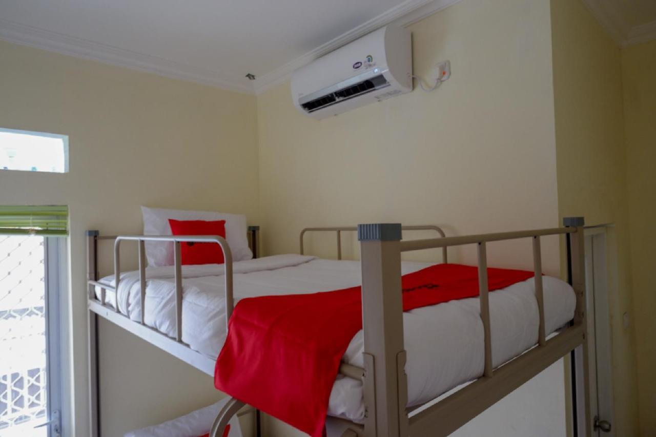RedDoorz Hostel near Kota Lama Semarang Buitenkant foto