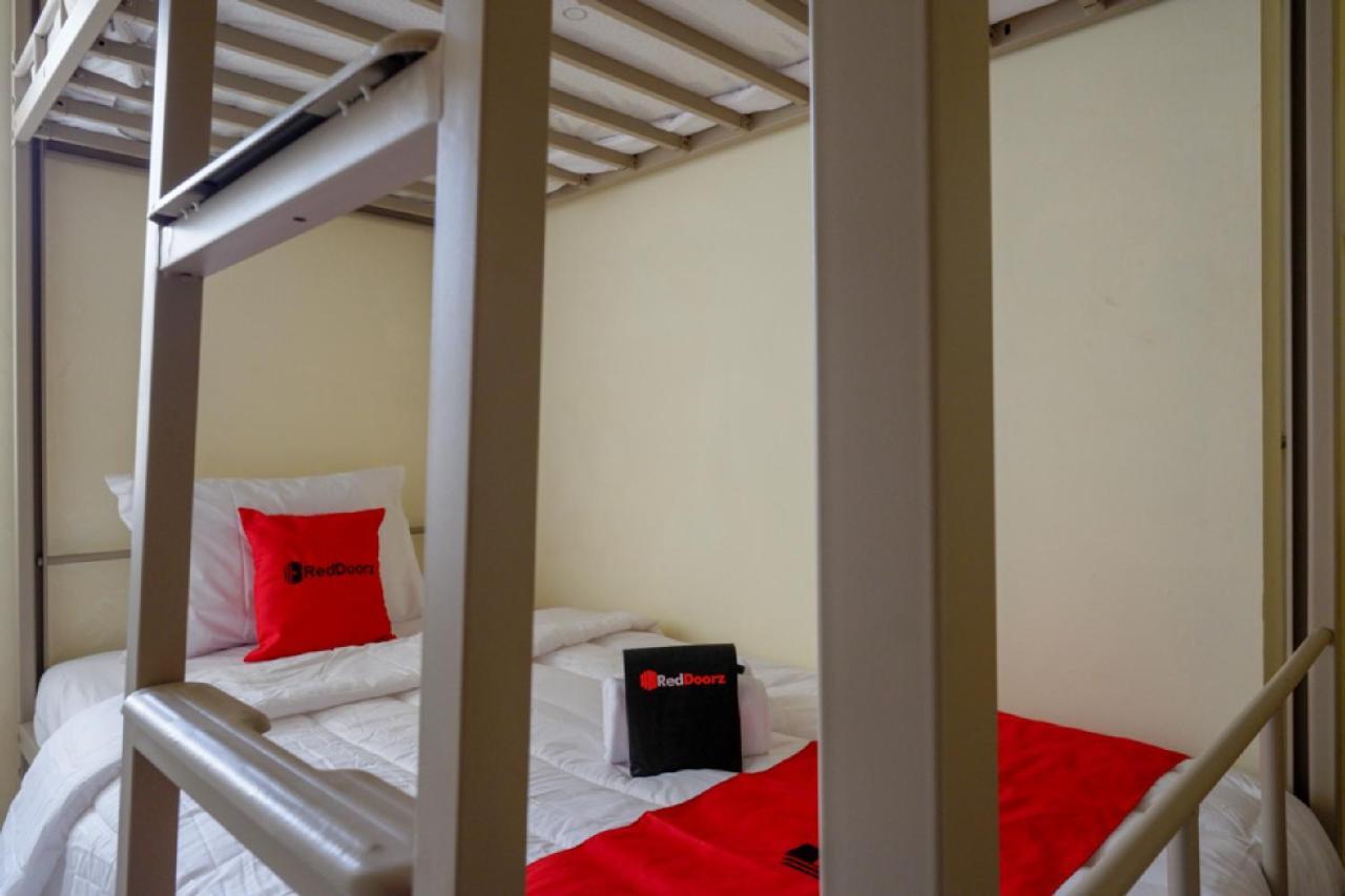 RedDoorz Hostel near Kota Lama Semarang Buitenkant foto