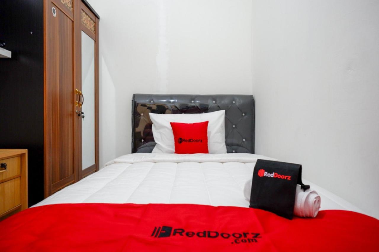 RedDoorz Hostel near Kota Lama Semarang Buitenkant foto
