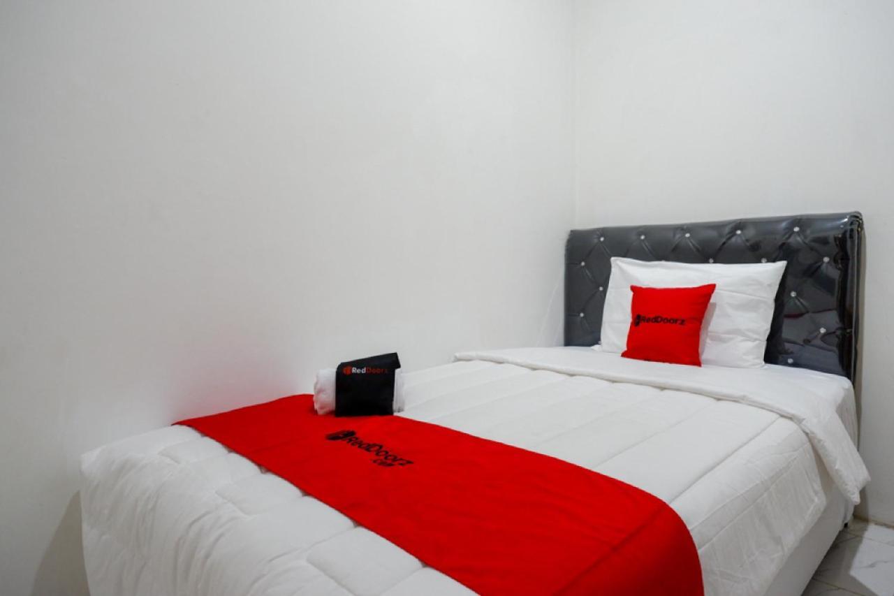 RedDoorz Hostel near Kota Lama Semarang Buitenkant foto