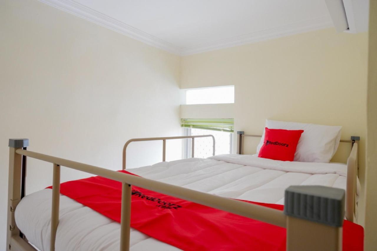RedDoorz Hostel near Kota Lama Semarang Buitenkant foto