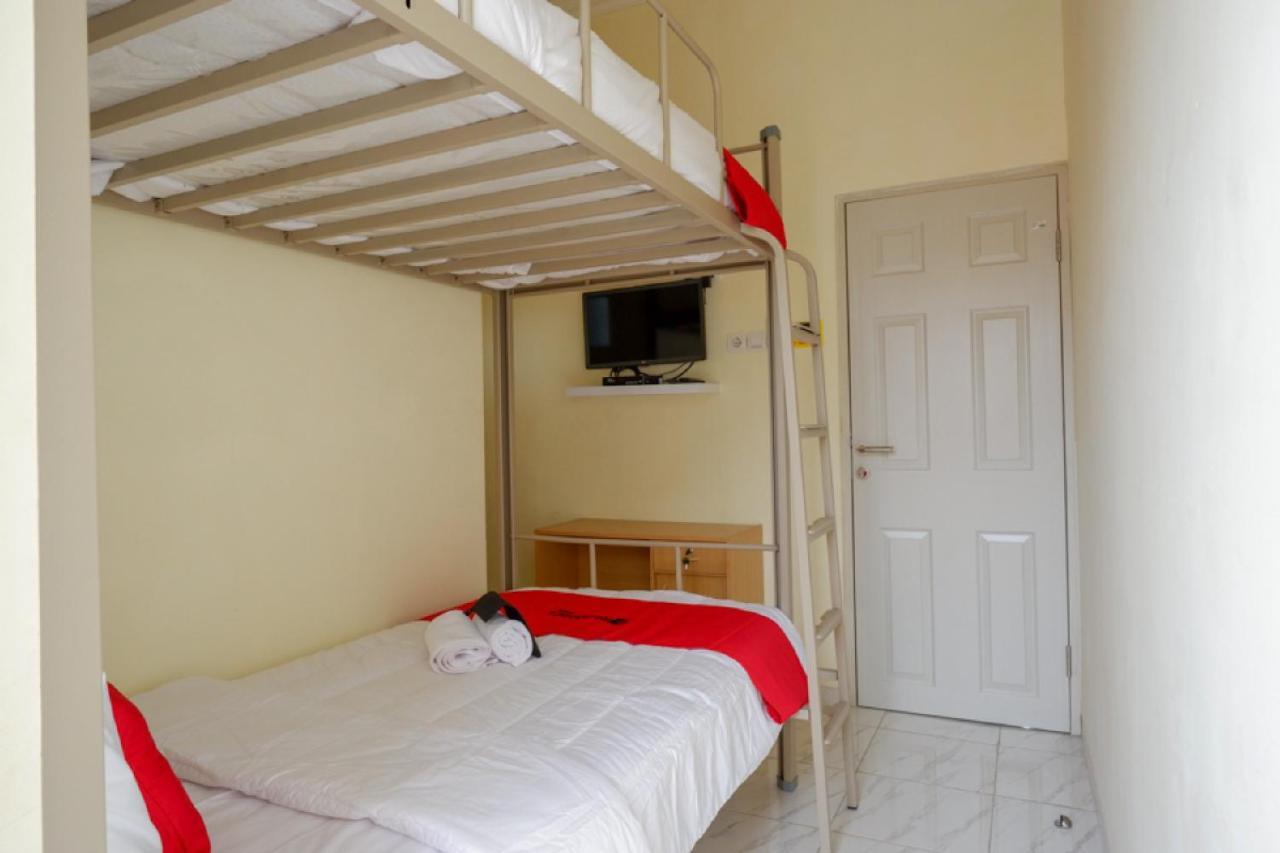 RedDoorz Hostel near Kota Lama Semarang Buitenkant foto