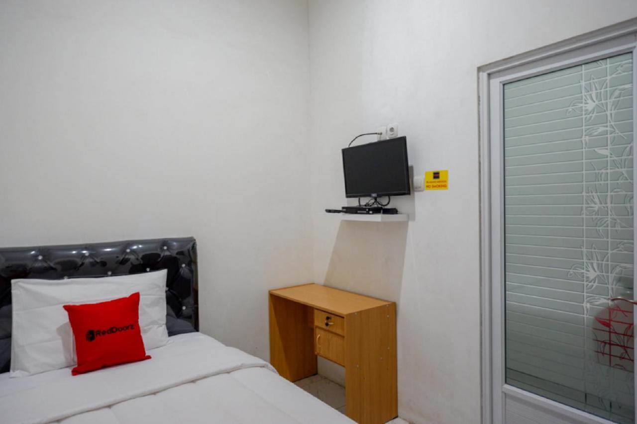RedDoorz Hostel near Kota Lama Semarang Buitenkant foto