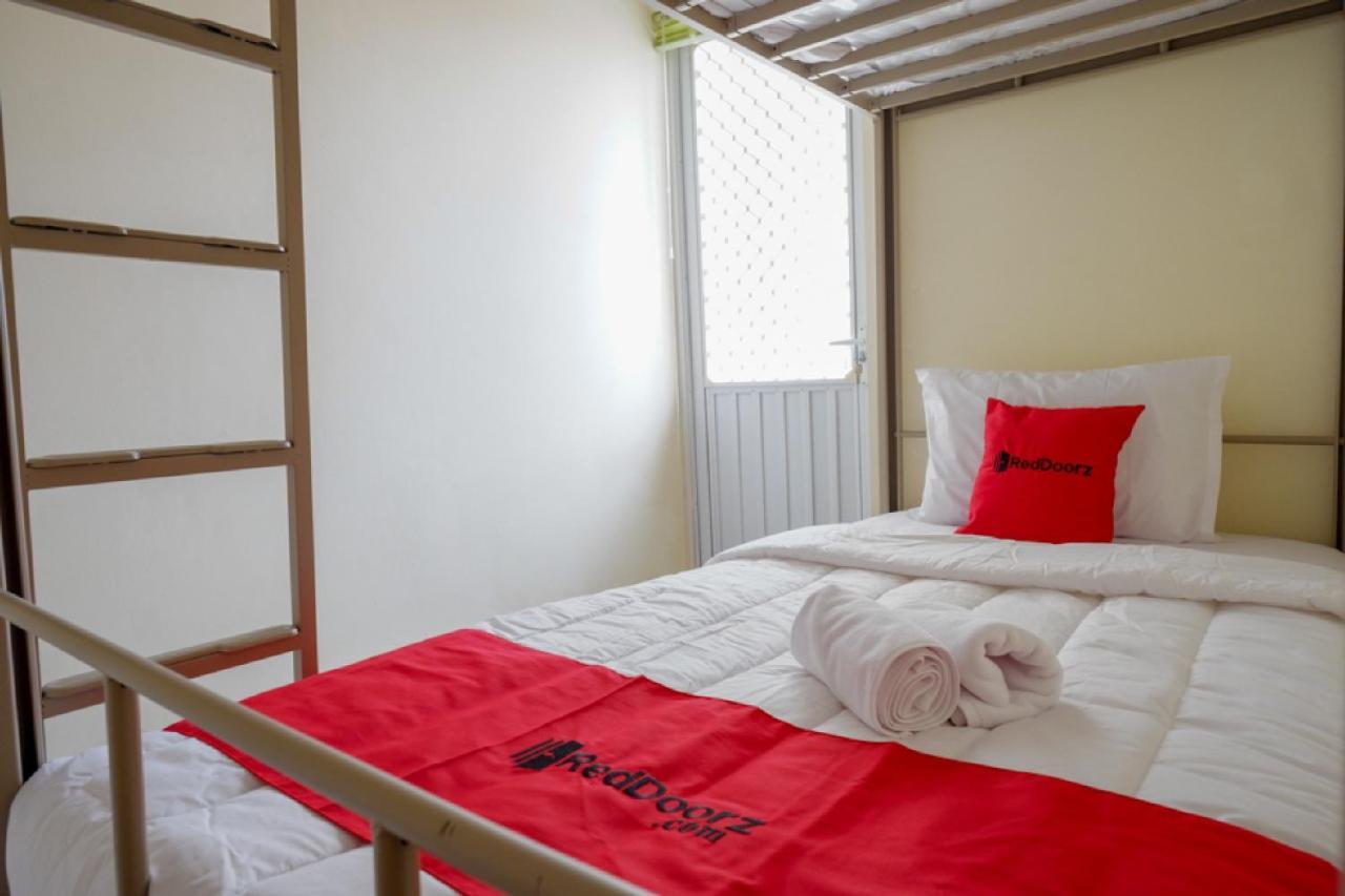 RedDoorz Hostel near Kota Lama Semarang Buitenkant foto