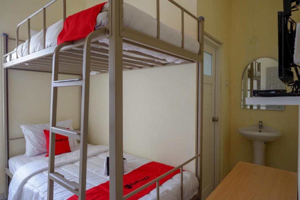 RedDoorz Hostel near Kota Lama Semarang Buitenkant foto