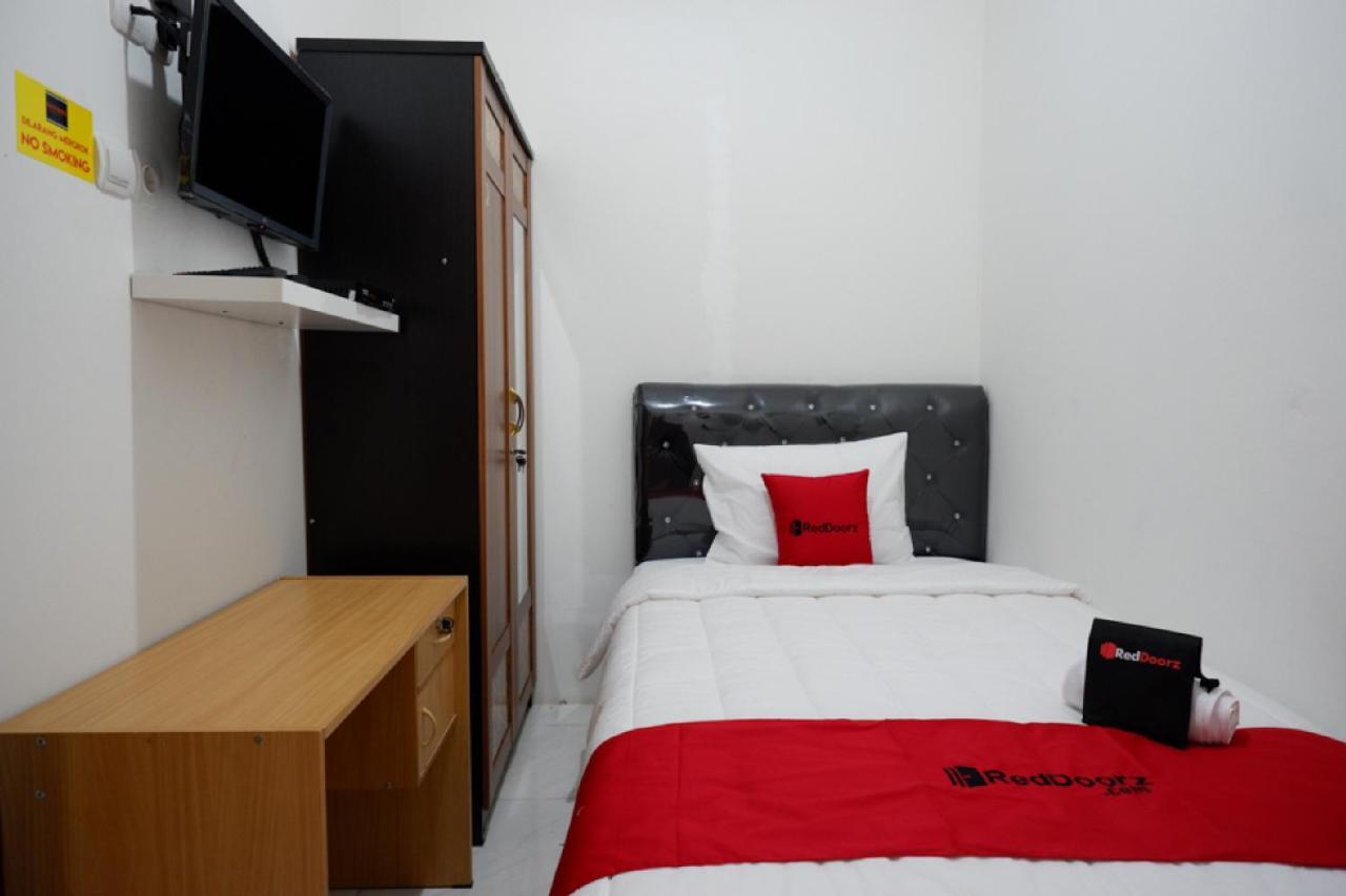 RedDoorz Hostel near Kota Lama Semarang Buitenkant foto